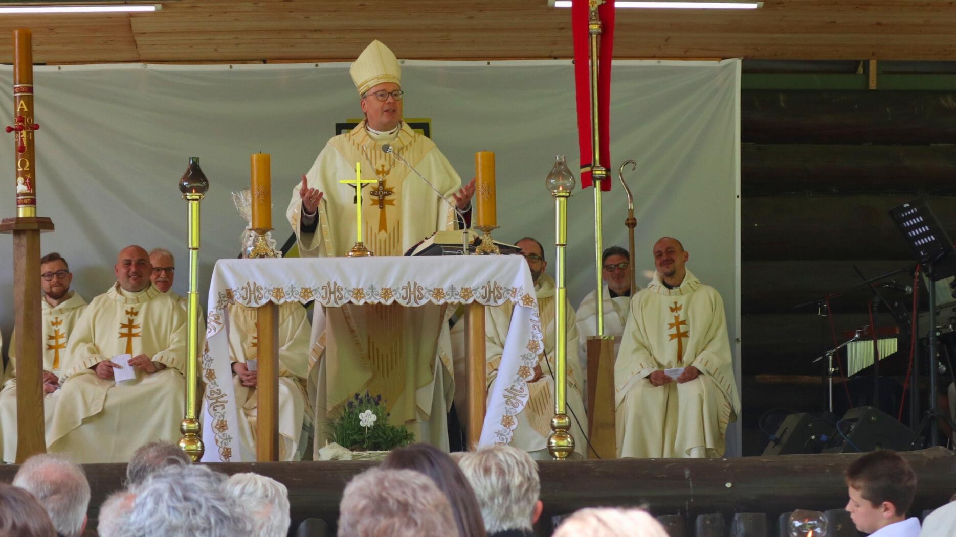 Bischof Stephan Ackermann zelebrierte den Gottesdienst auf dem Concordia-Gelände in Herdorf