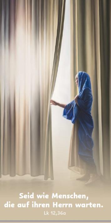 Maria steht am geöffneten Vorhang
