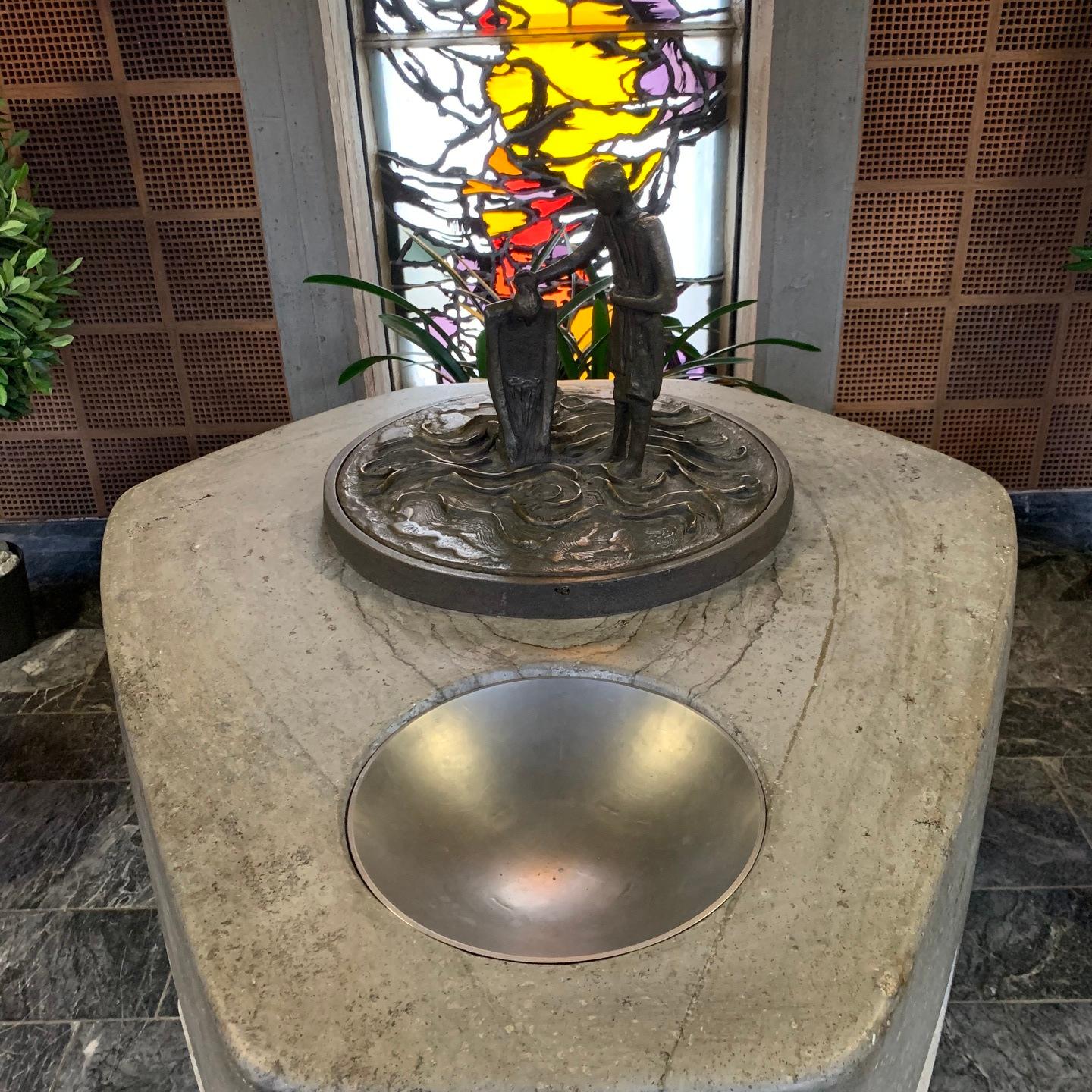 Taufbecken in der Kirche Maria Königin in Bruche