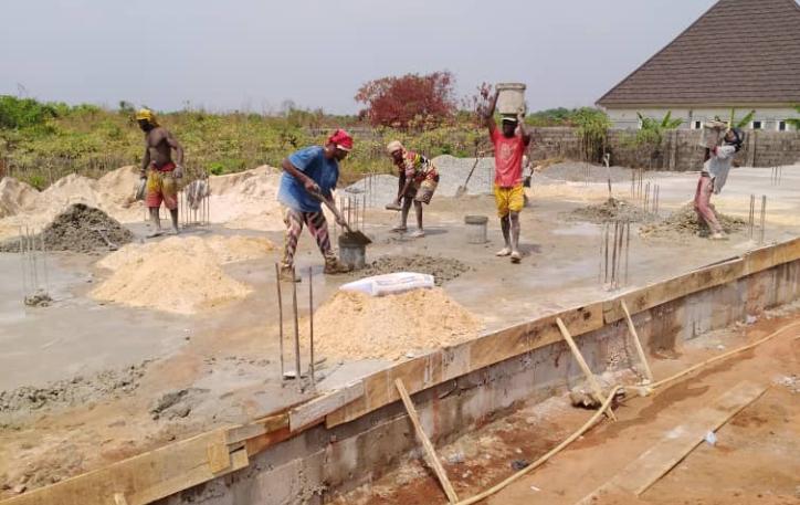 2024-04 Owerri Betonarbeiten an Schule