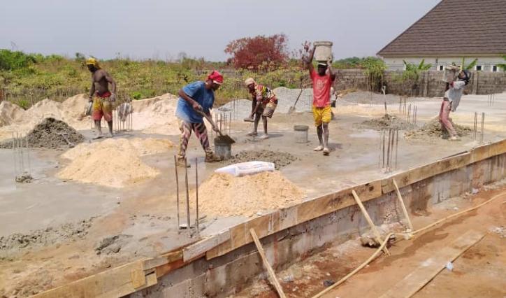 2024-04 Owerri Betonarbeiten an Schule