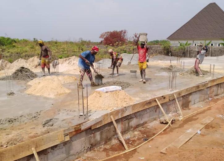 2024-04 Owerri Betonarbeiten an Schule