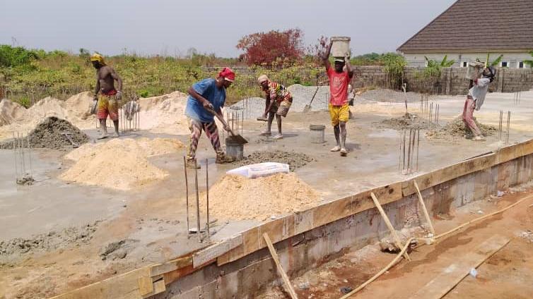 2024-04 Owerri Betonarbeiten an Schule