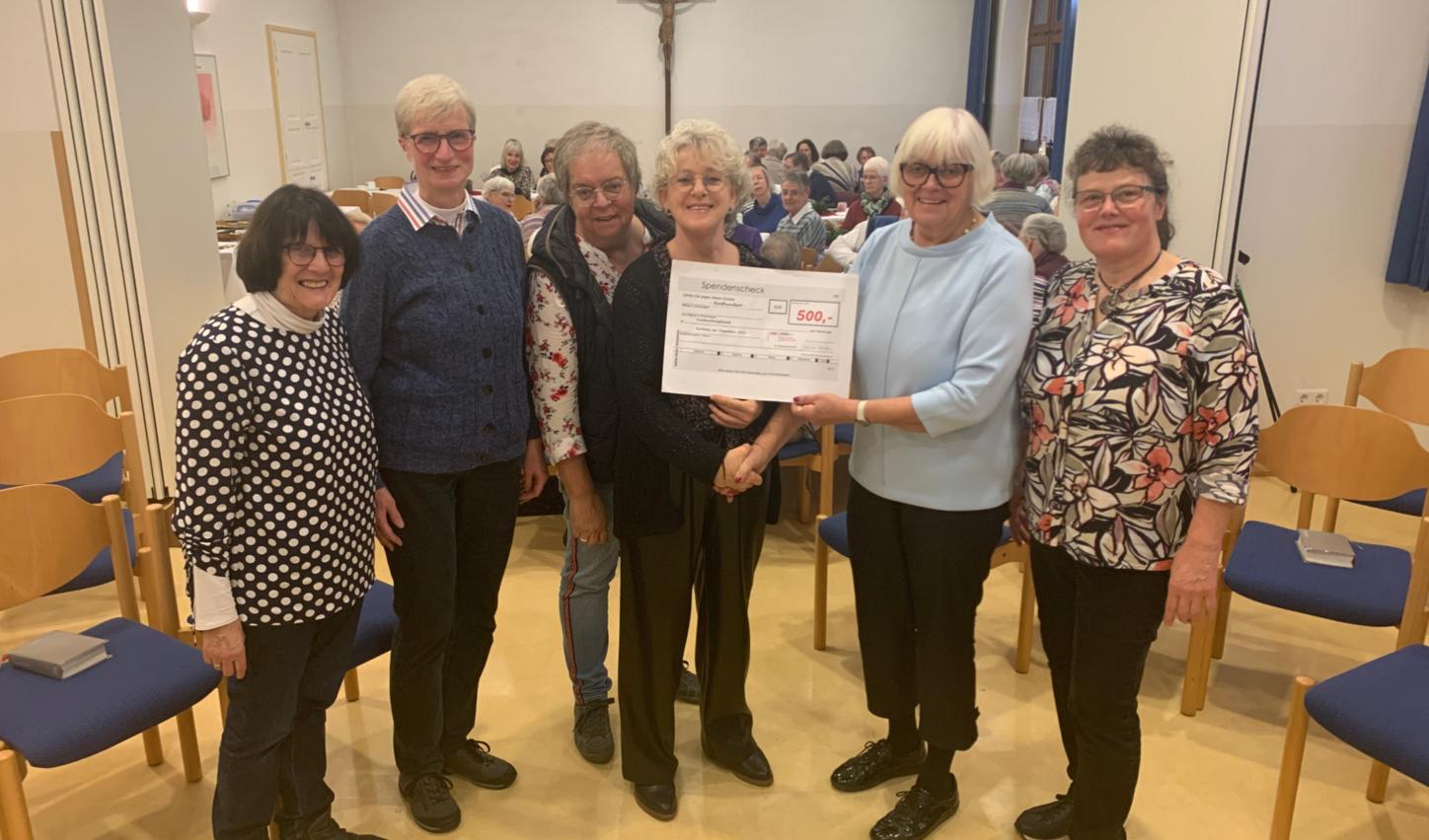 Scheckübergabe an den Kinderschutzdienst