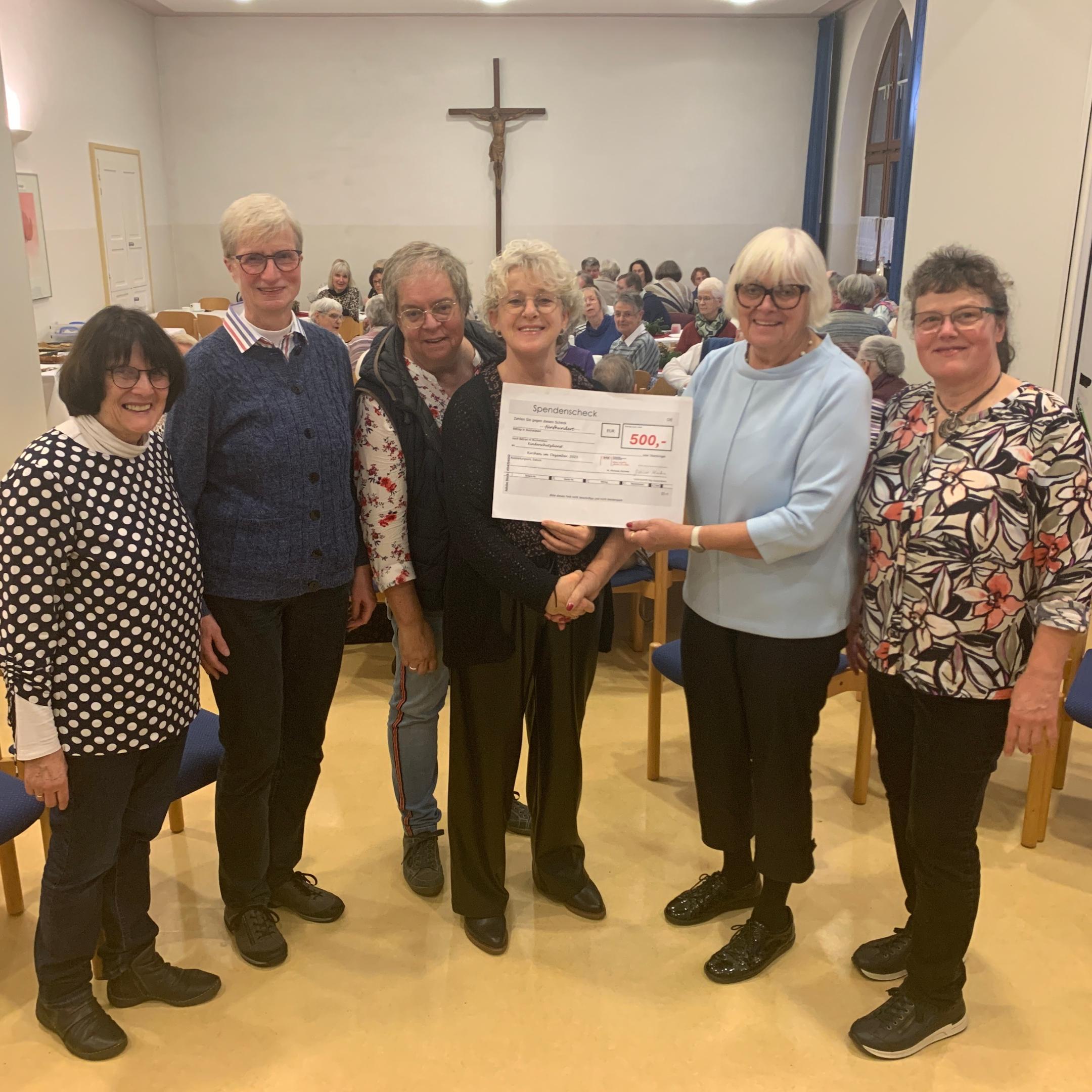 Scheckübergabe an den Kinderschutzdienst