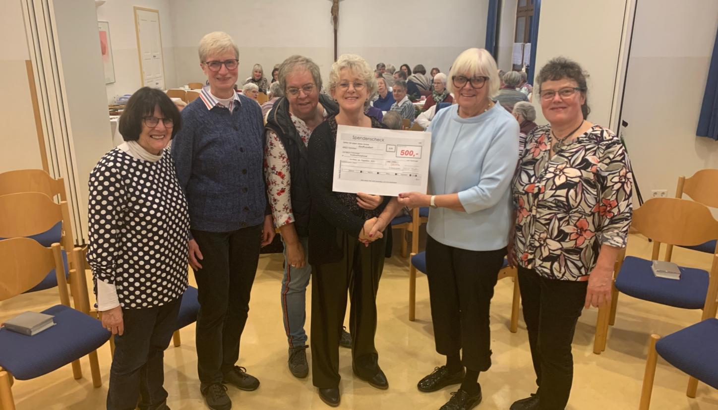 Scheckübergabe an den Kinderschutzdienst