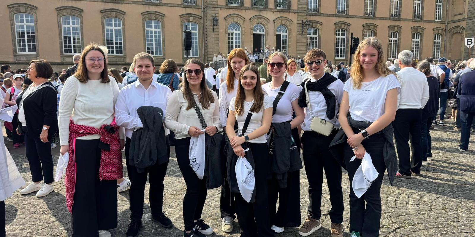 Gruppenbild Springprozesssion 2025