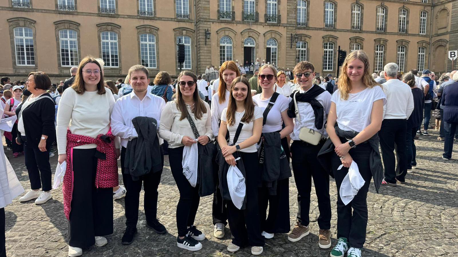 Gruppenbild Springprozesssion 2025