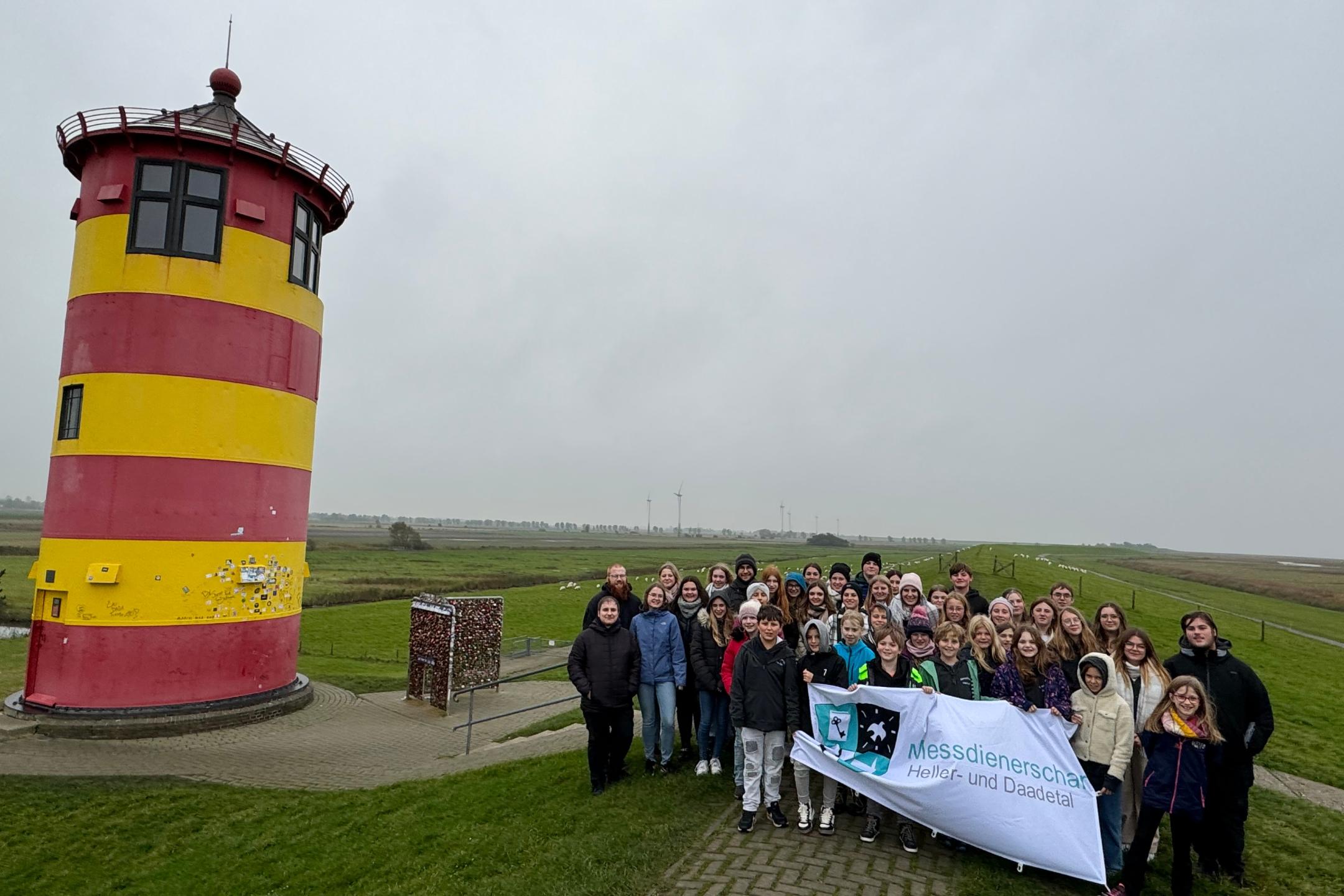 Die Messdienerinnen und Messdiener am Leuchturm
