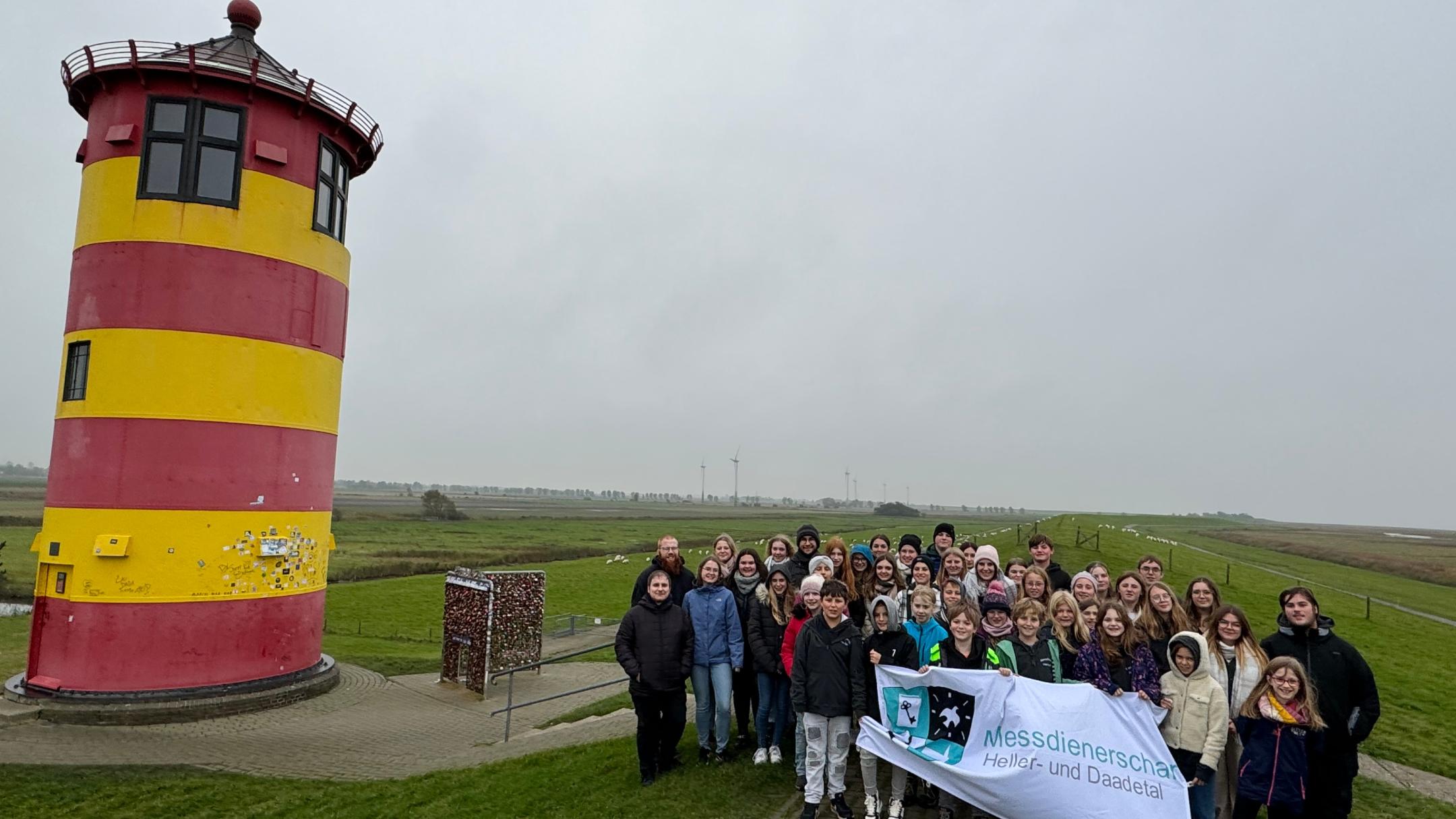 Die Messdienerinnen und Messdiener am Leuchturm