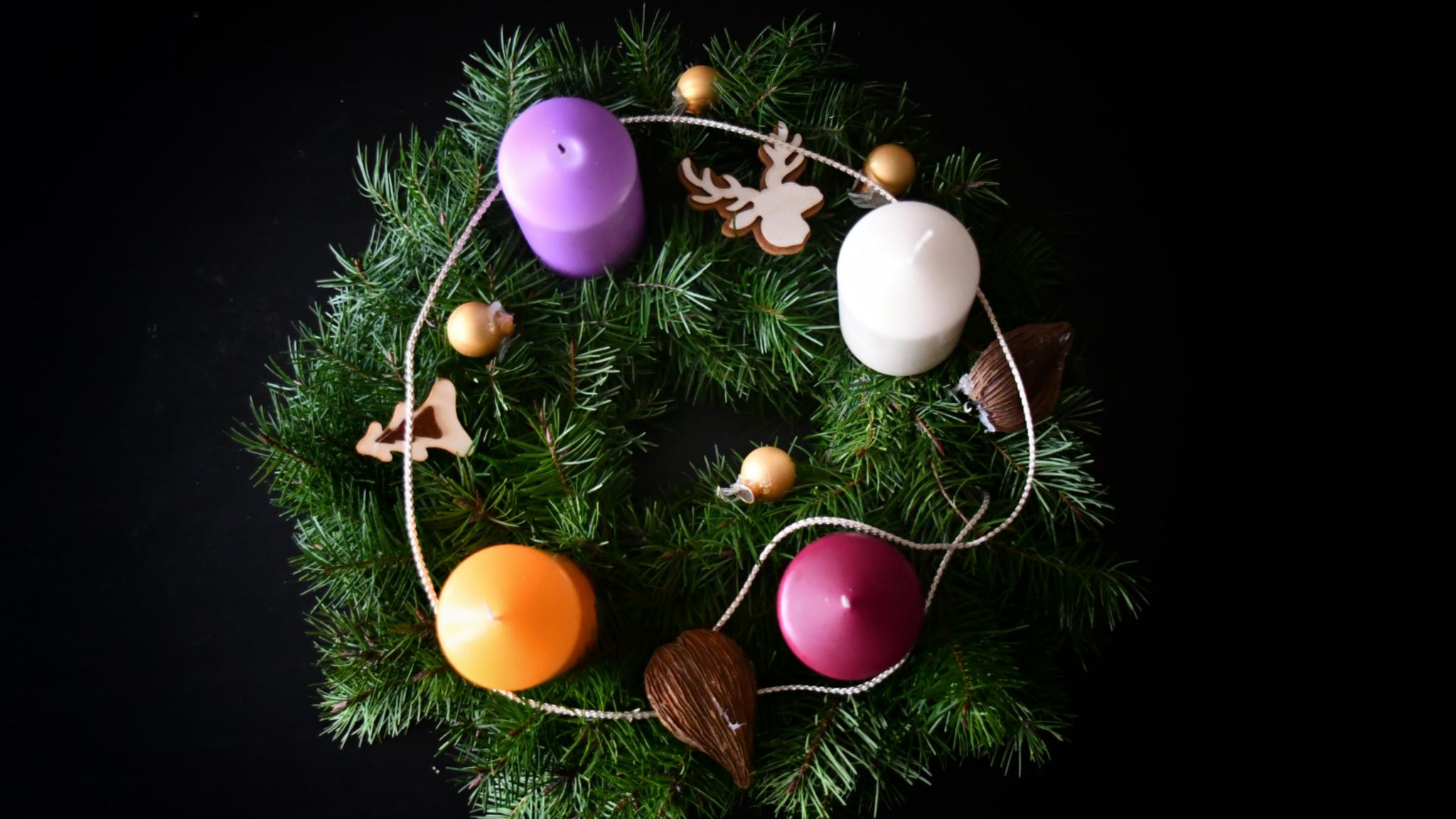 Ein geschmückter Adventskranz mit 4 Kerzen