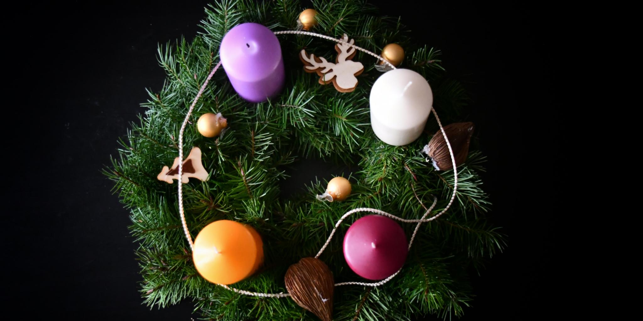 Ein geschmückter Adventskranz mit 4 Kerzen