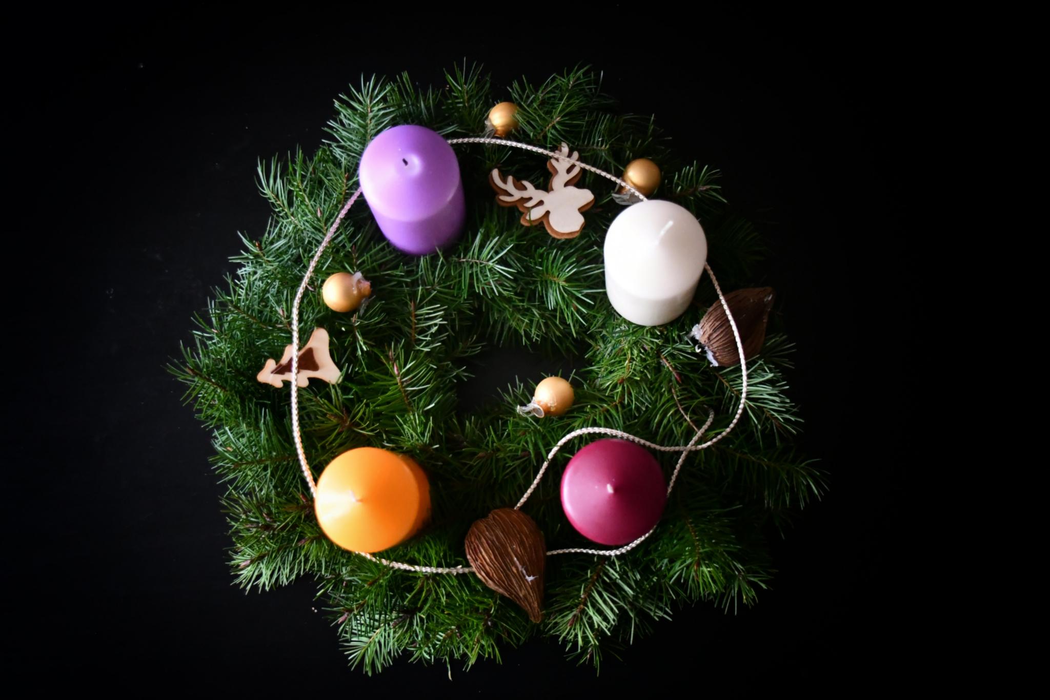 Ein geschmückter Adventskranz mit 4 Kerzen
