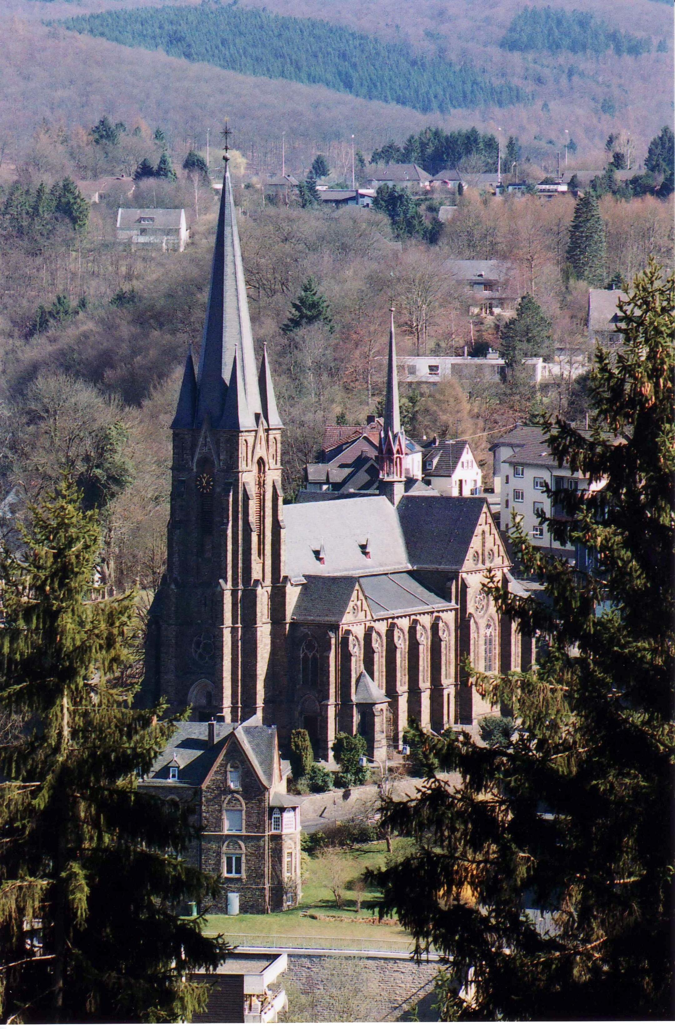 Blick_auf_St._Michael_in_Kirchen_03-2011
