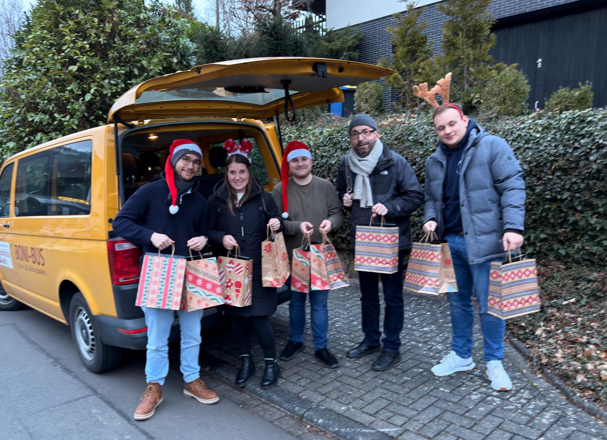 Der Vorstand beim verteilen der Weihnachtsgeschenke