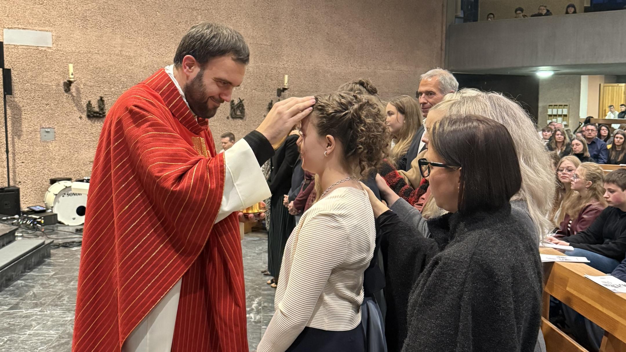 Jugendpfarrer Dominic Lück spendet Jugendlichen im Pastoralen Raum Betzdorf das Sakrament der Firmung.